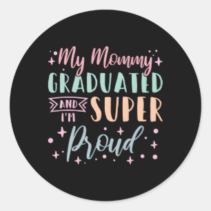 Pegatina Redonda Mi Mamá Se Graduó Y Estoy Muy Orgullosa De Graduar