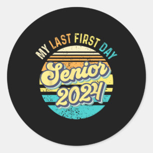 Pegatina Redonda Mi último primer día de clase 2024 Senior 2024 Vol