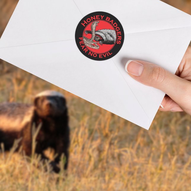 Pegatina Redonda Miedo a la maldad Badia Miel Badger Arte Animal Ro (Honey badgers fear no evil quote black and red sticker badass wild animal and cobra snake)