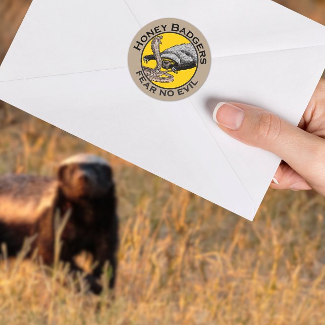 Pegatina Redonda Miedo a los atracadores de miel no teme al mal art (Honey badgers fear no evil quote sticker)