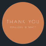 Pegatina Redonda Minimalista Boda moderno Gracias Naranja quemado<br><div class="desc">Boda moderno minimalista gracias Pegatina redondo clásico en Naranja quemado</div>