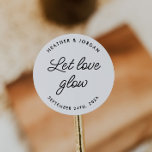 Pegatina Redonda Minimalista deja que el amor resplandezca el favor<br><div class="desc">Minimalista Dejar que el amor luzca a los Bodas Pegatinas a favor de las velas</div>