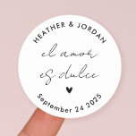 Pegatina Redonda Minimalista El Amor es Dulce Fiesta de Boda Favor<br><div class="desc">El minimalista El Amor es Dulce Wedding Party Favor de los Pegatinas</div>