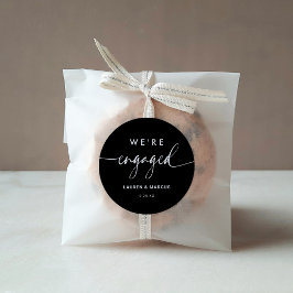 Pegatina Redonda Minimalista Moderna Caligrafía Negra Estamos Compr