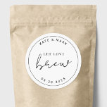 Pegatina Redonda Minimalista moderno deja que el amor produzca el f<br><div class="desc">pegatinas diseñados por un personalizado para el café y el té en favores matrimoniales con un moderno diseño minimalista en blanco y negro.</div>