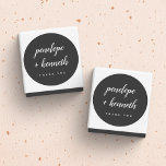 Pegatina Redonda Minimalista Script nombra Boda moderno negro<br><div class="desc">Boda moderno de nombres de guiones minimalistas | Pegatina redondeado clásico negro y blanco</div>
