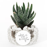 Pegatina Redonda Minimalista Starfish Beach Monograma Favor de la B<br><div class="desc">Un minimalista diseño de boda de monograma de pez estrella tropical. Un diseño sencillo que utiliza un boceto de una estrella de mar para crear un elegante monograma clásico. Un encantador diseño de playa tropical en blanco y negro con una tipografía de escritura elegante. Una elegante boda costera con temática...</div>