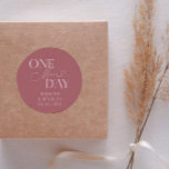 Pegatina Redonda Mínimo Un Día Más Boda Ensayo Dusty Pink<br><div class="desc">Ensayo minimalista de los bodas para la cena favorece a los pegatinas con un texto de tipografía que dice "un día más". El fondo es rosa polvoriento.</div>