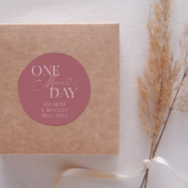 Pegatina Redonda Mínimo Un Día Más Boda Ensayo Dusty Pink