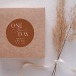 Pegatina Redonda Mínimo un día más Boda ensayo Terracotta<br><div class="desc">Ensayo minimalista de los bodas para la cena favorece a los pegatinas con un texto de tipografía que dice "un día más". El fondo es terracota.</div>