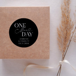 Pegatina Redonda Mínimo un día más ensayo Boda negro