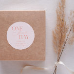 Pegatina Redonda Mínimo un día más ensayo Boda Rubor Rosa<br><div class="desc">Ensayo minimalista de los bodas para la cena favorece a los pegatinas con un texto de tipografía que dice "un día más". El fondo es rosa.</div>