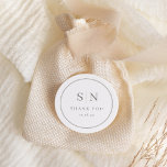 Pegatina Redonda Mínimo y Moda | Blanco con Boda de sabio inicial<br><div class="desc">Este elegante y moderno boda de agradecimiento favorece a los pegatinas con un sencillo diseño de texto en blanco y verde sabio que rebosa de estilo minimalista. Añada sus iniciales o su monograma para hacerlas completamente propias.</div>