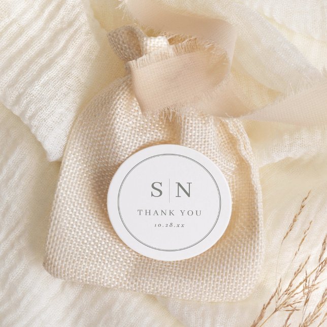 Pegatina Redonda Mínimo y Moda | Blanco con Boda de sabio inicial (A chic, white sticker with sage green text and accents)