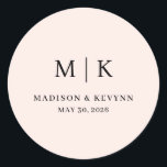Pegatina Redonda Mínimo y Moda | BODA<br><div class="desc">Estas elegantes y modernas placas de papel de boda o de ducha de novia presentan un sencillo diseño de texto en blanco y negro que rebosa de estilo minimalista. Añada sus iniciales o su monograma para hacerlas completamente propias.</div>