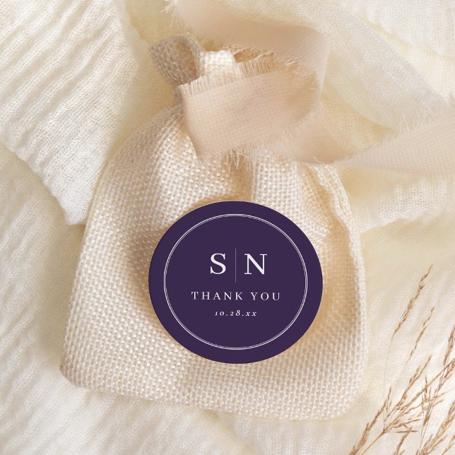 Pegatina Redonda Mínimo y Moda | Boda púrpura inicial (This colorful, modern sticker with your monogram is perfect for any stylish purple wedding)