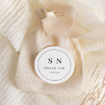 Pegatina Redonda Mínimo y Moda | Iniciales de Boda blanco y negro<br><div class="desc">Este elegante y moderno boda de agradecimiento favorece a los pegatinas con un sencillo diseño de texto en blanco y negro que rebosa de estilo minimalista. Añada sus iniciales o su monograma para hacerlas completamente propias.</div>