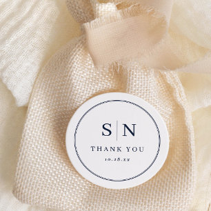 Pegatina Redonda Mínimo y Moda   Monograma de Boda blanco y naval