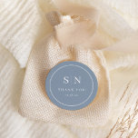Pegatina Redonda Mínimo y Moda | Monograma del Boda azul turbio<br><div class="desc">Este elegante y moderno boda de agradecimiento favorece a los pegatinas con un sencillo diseño de texto en blanco y azul polvoriento que exuda el estilo minimalista. Añada sus iniciales o su monograma para hacerlas completamente propias.</div>