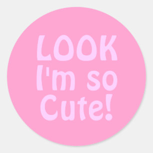 Pegatina Redonda Mira, soy muy lindo. Rosa.