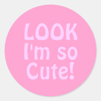 Pegatina Redonda Mira, soy muy lindo. Rosa.