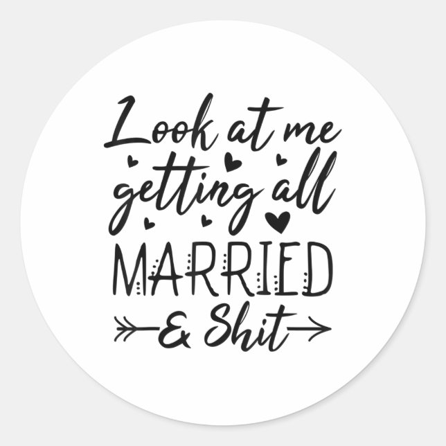 Pegatina Redonda Míreme Consiguiendo Que Todas Las Esposas Casadas  (Anverso)