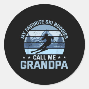 Pegatina Redonda Mis compañeros de esquí favoritos me llaman abuelo