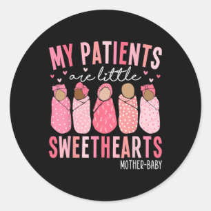 Pegatina Redonda Mis Pacientes Son Pequeñas Novias.