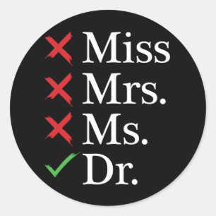 Pegatina Redonda MISS MRS. MS MÉDICA humor DR PhD