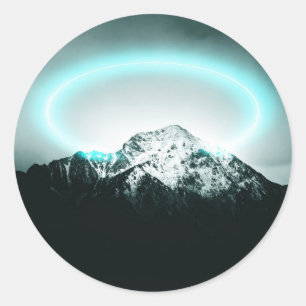 Pegatina Redonda Misteriosa luz de neón azul de montaña nevada
