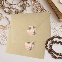 Misteriosa sonrisa de bella mujer francesa vintage