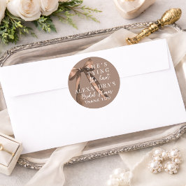 Pegatina Redonda Mocha Brown Ella está atando el lazo Invitación pa