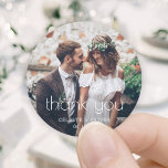 Pegatina Redonda Moda Art Deco Tipografía y Boda fotográfico Gracia<br><div class="desc">Añada un toque elegante y personalizado a las tarjetas de agradecimiento boda y los favores de la recepción con pegatinas/sellos para sobres personalizados redondos. La imagen y todo el texto de esta plantilla son fáciles de personalizar. "Gracias" se puede cambiar por amor y gracias, bienvenido, las iniciales de la pareja,...</div>