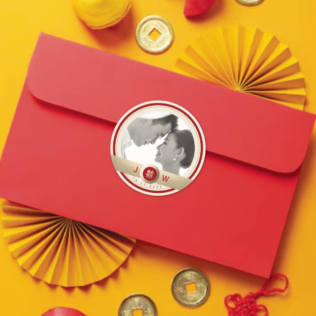 Pegatina Redonda Moda de doble felicidad en un círculo foto de Boda (Red/Gold Double Happiness Modern Chinese Wedding Photo Classic Round Sticker @ fatfatin_red_knot)