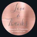 Pegatina Redonda Moda de oro rosa rosa de amor metálico y gracias<br><div class="desc">Rubor Pink - Oro Rosa y Tipografía Gris Carbón Script Faux Faux Metalizado Metallic Elegant Love and Gracias - Gracias Favor Pegatina que se puede usar como Sello para sobres. Este pegatina se puede personalizar para incluir su nombre y fecha de boda. Este pegatina forma parte de una colección de...</div>