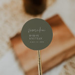 Pegatina Redonda Moda moderna Olive Green S'more Love Pegatinas<br><div class="desc">Estos modernos pegatinas de moda verde oliva son perfectos para una simple recepción nupcial. El diseño de boho en madera presenta una tipografía bohemia rústica única y elegante con un color verde de bosque mínimo. Personalice las etiquetas del pegatina con sus nombres y la fecha. Estos pegatinas se pueden usar...</div>