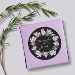 Pegatina Redonda Moda Morado Magnolia Boda de acuarela floral<br><div class="desc">Elegante diseño acuático con un círculo de flores de magnolia morada y hojas sobre un fondo negro con sus nombres en letras de moda. Cambie el fondo negro a cualquier color para que coincida con el tema boda. COINCIDIENDO elementos de nuestra colección.l</div>