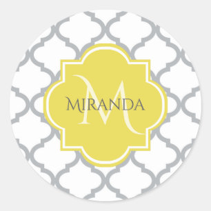 Pegatina Redonda Moda Quatrefoil gris blanco Monogramo amarillo Nom