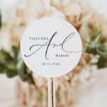 Pegatina Redonda MODA VALENTINA Boda de guión elegante de caligrafí<br><div class="desc">Este pegatina boda presenta un elegante guión de caligrafía manuscrita y un diseño minimalista moderno. Utilice estas plantillas para personalizar de los nombres de la novia y del novio, la redacción, el tipo de letra, el color de la fuente y el color de fondo para que coincidan con el estilo...</div>