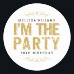 Pegatina Redonda Modern Happy 50th Birthday Cute I'm The Fiesta<br><div class="desc">Guay lindo y un poco divertido feliz cumpleaños o cualquier diseño de celebración. Impresión moderna de textura purpurina de oro sobre diseño de textos lindos. Soy el fiesta. Fondo blanco con texto de personalizable en negro. Los acentos del marco del purpurina de oro giran.</div>