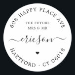 Pegatina Redonda Modern Script Future Sra. Mr Return Address Boda<br><div class="desc">Sencillo y elegante boda redondo o etiqueta de dirección de compromiso en blanco y negro con la frase "La futura señora y el señor", la dirección de retorno de las parejas, el nombre de la familia en un moderno tipo de caligrafía con remolinos y un pequeño símbolo cardíaco. Añada fácilmente...</div>