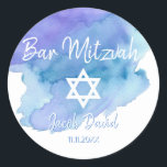 Pegatina Redonda Moderna acuarela Blue Star Bat Bar Mitzvah<br><div class="desc">Añada estos magníficos pegatinas de sobre redondo, sellos judíos Bat o Bar Mitzvah (llamando a la Torah) a sus invitaciones, sobres, tarjetas de agradecimiento o cualquier otro artículo como regalos o favores de agradecimiento. Para niño o chica. Diseño moderno de letras caligráficas de escritura blanca de moda. Fondo acuático en...</div>