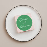 Pegatina Redonda Moderna escritura a mano Script Nombre Boda Verde<br><div class="desc">Escritura a mano moderna de estilo Boda nombra Pegatina redondo clásico en Kelly Green</div>