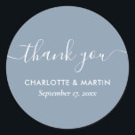 Pegatina Redonda Moderna secuencia de comandos Dusty Blue Wedding D<br><div class="desc">Crea tu propio boda azul polvoriento personalizado gracias pegatina por tu boda/ducha. Personaliza fácilmente en línea con los detalles de tu boda/ducha. Los elementos disponibles para complementar estos minimalistas y elegantes pegatinas redondos de boda/ducha azul polvoriento con un tipo de letra más moderno.</div>