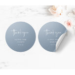 Pegatina Redonda Moderna y Minimalista | Boda azul turbio<br><div class="desc">Estos elegantes y polvorientos bodas azules o pegatinas de duchas de novias son sencillos y minimalistas,  pero muy elegantes gracias a la moderna escritura escrita a mano que dice "gracias",  y a la buena disposición.</div>