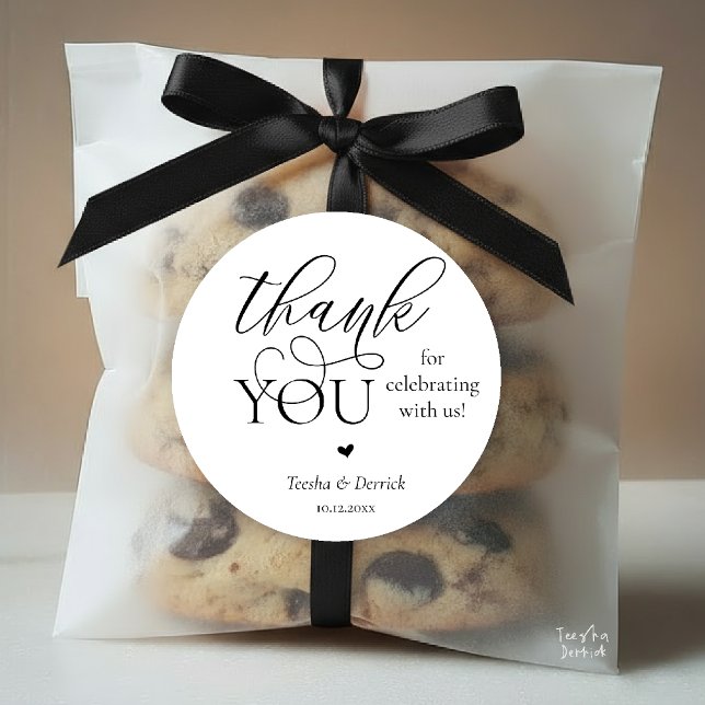 Pegatina Redonda Moderno Boda de Boho Corazón Cortado Gracias Regal (Modern Boho Wedding Cute Heart Thank You Gifts Classic Round Sticker in Classy Black and White)