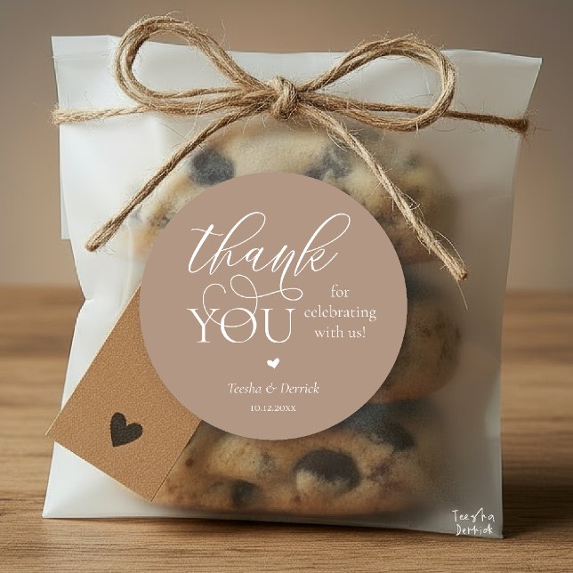 Pegatina Redonda Moderno Boda de Boho Corazón Cortado Gracias Regal (Modern Boho Wedding Cute Heart Thank You Gifts Classic Round Sticker in Classy Taupe Warm Earthy)