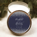 Pegatina Redonda Moderno Boda de borde Purpurina de color azul oscu<br><div class="desc">Este elegante y moderno pegatina boda presenta un diseño purpurina plateado en el borde superior e inferior. Personalizar fácilmente el texto gris plateado en un fondo azul oscuro,  con los nombres de la novia y el novio en caligrafía de escritura a mano sobre un gran ancho.</div>