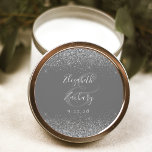 Pegatina Redonda Moderno Boda de borde Purpurina gris plateado<br><div class="desc">Este elegante y moderno pegatina boda presenta un diseño purpurina plateado en el borde superior e inferior. Personalizar fácilmente el texto gris plateado sobre un fondo gris medio,  con los nombres de la novia y el novio en caligrafía de escritura a mano sobre un gran ancho.</div>