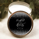 Pegatina Redonda Moderno Boda de borde Purpurina negro plateado<br><div class="desc">Este elegante y moderno pegatina boda presenta un diseño purpurina plateado en el borde superior e inferior. Personalizar fácilmente el texto gris plateado sobre un fondo negro,  con los nombres de la pareja en caligrafía escrita a mano sobre una gran ampersand.</div>
